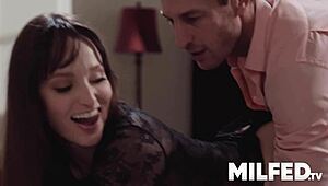 Wow! Horká nevlastní dcera sleduje tvrdý šukání nevlastní mámy!