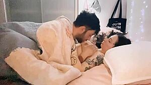 Nézem ezt a latina párost, ahogy játékszerekkel orgasmusoznak