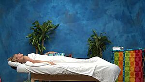 Массаж тела превращается в расслабляющий опыт с молодой 18+ XXL