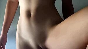 Hubená holka si užívá s dildem v horkém sóle - maiskii