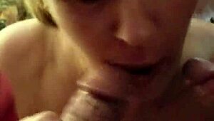 Mun amatööri tyttö imee kahta kyrpää