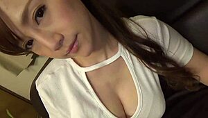 この日本の美女の巨大な胸がアクションで見事すぎる！