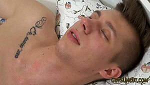 Yo, unbeschnittene Twinks bumsen hart im Euro-Stil