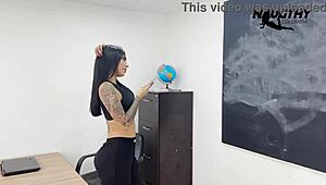 A beautiful teacher’s solo performance in the classroom