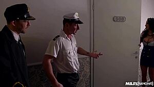 Dva pilota pofukata osupljivo stevardeso anisso kate v divjem analu