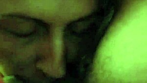 Mun amatööri tyttö imee kahta kyrpää