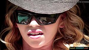 נערה עם כוס חמה צרה מזיינת את אב החורג