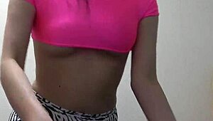 Yua Takanashi naravne sise poskakujejo med čiščenjem sobe, ups