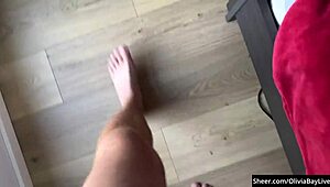 Špehuji svou busty sousedku, jak šuká s obříma prsama Olivia Bay