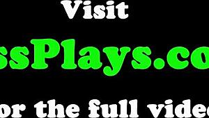 Sınıf Avrupa amatörü arkadan dildoyla köpek pozisyonunda anal sikiliyor