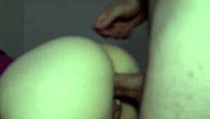 Esta chica gato arma lío en la habitación y la follan duro corrida en culo