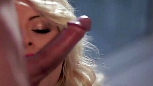 Lepa brinetka žestoko puši i pušta kurac.