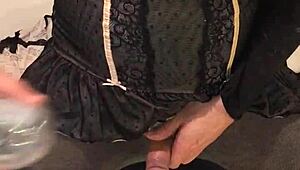 جدة قذرة سكرانة تغرق في دش بول ذهبي