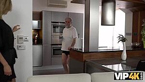 VIP4K starý chlap vklouzne do šťavnaté teenagerky 18+ blondýnky kundičky