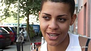 Ersties Daisy, nyskapende baker, gir seg hen til solo masturbasjon i nærbilder