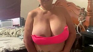 i'm dedeando this rico pussy with big tits.