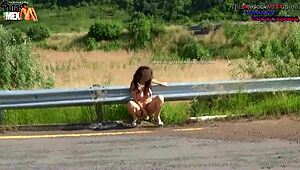 Neuvěřitelné! Danna Hot úplně nahá a čůrá přímo na ulici s velkými prsy