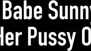 Hé, nézd Sunny Lane-t, ahogy kint ujjal baszogatja a puncit!