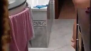 donna, lascia la finestra aperta, ti filmo mentre fai la doccia nuda