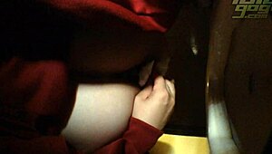 와, 커브 있는 18+ 틴이 화장실 카메라에 HD로 찍혔어!