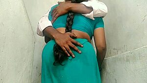 Desi village aunty gets pussy eaten by boyfriend outdoors