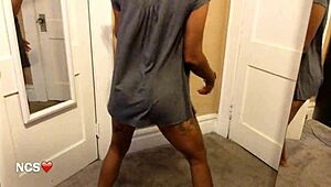 fat pussy girl teases in bed