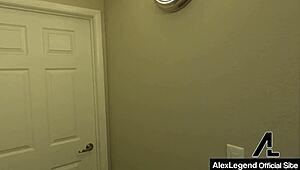 Aiden Ashley csepeg Alex Legend spermáját arcbaszás után