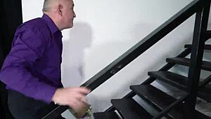 Ledsen Renata Fox hittar tröst böjd över med en gammal gubbe