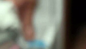 Donna lascia la finestra aperta mentre fa la doccia