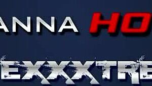 Neuvěřitelné! Danna Hot úplně nahá a čůrá přímo na ulici s velkými prsy