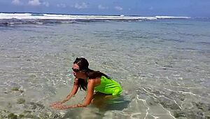 Vášnivý sex so kričiacimi orgazmami na pláži raji