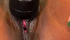 brunette dyke tribbing ebony in live show