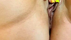 Scopa la mia fighetta bagnata 18+ finché non la riempi di sborra calda