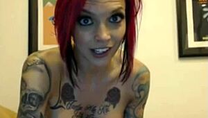 Camgirl tatuada novinha enfiando dildo na buceta e cu provocante!