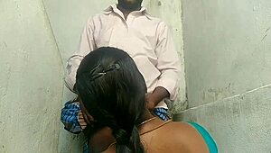 Desi village aunty gets pussy eaten by boyfriend outdoors