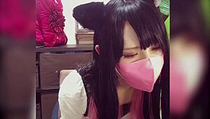 Ne morem verjeti, da ta crossdresser s mačjimi ušesi masturbira na spletu v tangicah!