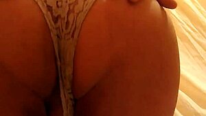 נהייתי חרמנית בחדר ומחליקה משהו לתחת הגדול