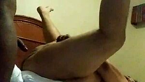 Shemale neagră îi bate curul latinei cu putere!