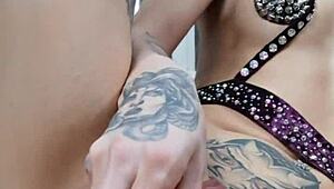 Hé, nézd meg, ahogy Nastya Fox kipróbálja ezt a vad dildót!