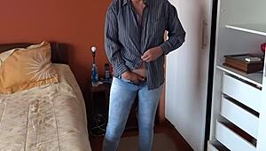 Mož služkinje se drka, ko me gleda oblačiti za delo!