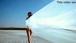 Layla Balan flaunts her stunning body in Dream Factory scene!