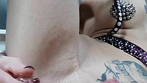 Hé, nézd meg, ahogy Nastya Fox kipróbálja ezt a vad dildót!