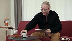 Hey, Nak Tengok Datuk Kongkek Remaja 18+ dalam Mulut Dia?