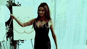 Forró leszbikus barátnők Megan Blake és Jay Marie együtt úsznak.