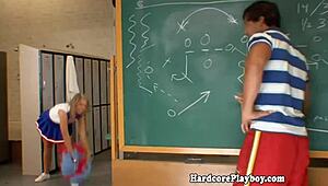 flexible cheerleader fucks and sucks cock