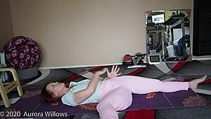 Sexy moden dame med naturlige pupper leder fetisj yoga-leksjon