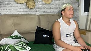 minha vizinha safada perdeu no fut e teve que pagar aposta e ainda tirou a camisinha e sentou no pelo a safada