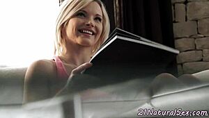 this deepthroating model gets fucked so nicely, damn