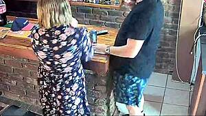 Σοκαρισμένη που Πιάνω τον Άντρα Μου να Απατάει με την Πόρνη Γυναίκα του Γείτονα