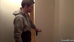 Sohn Erwischt Stief-Mutter Mit Tante Und Bekommt Einen Fick